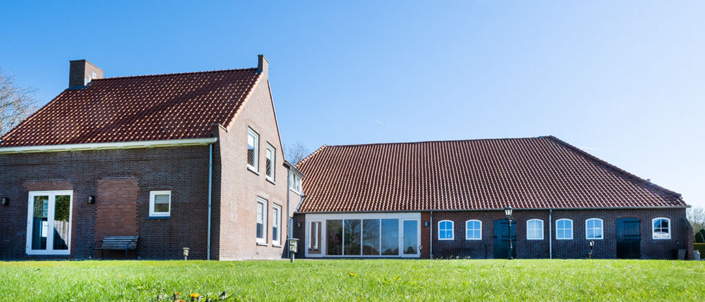 Nieuwe kozijnen voor deuren en ramen in achtergevel