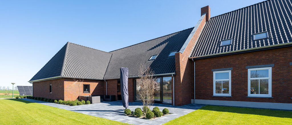 Zijaanzicht van de nieuwbouw woonboerderij in Waspik